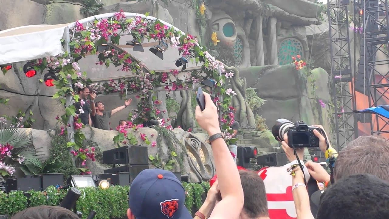 The Chainsmokers premier new song at TomorrowWorld