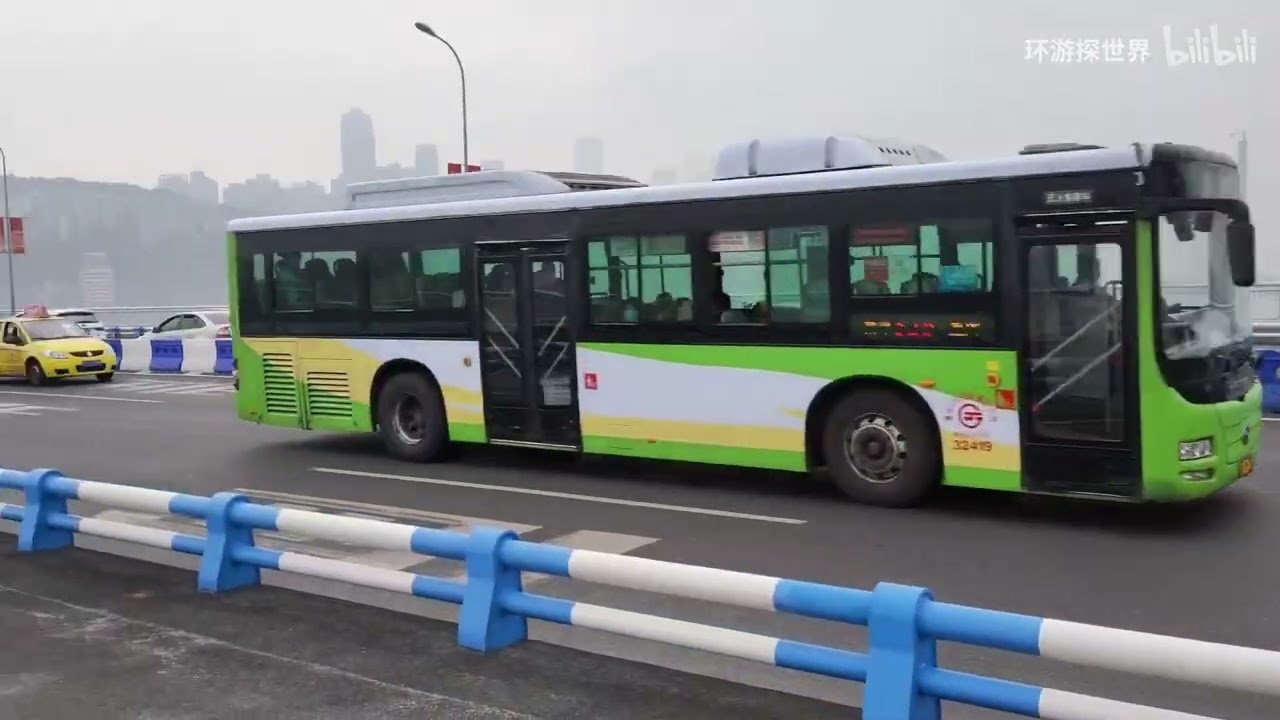 實拍重慶菜園壩長江大橋，上面飆汽車下面跑輕軌，這設計太厲害了