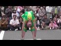 中国雑技芸術団の超軟体美少女による、路上での大道芸パフォーマンス。