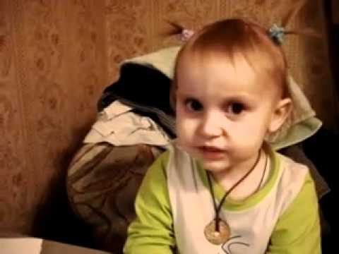 Маленькая девочка поет песенку