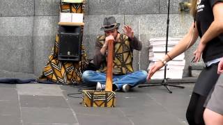 didgiridoo beat boxer outside melbourne train station