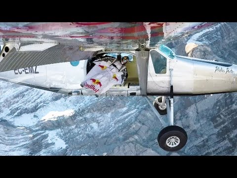 Dos hombres pájaro aterrizan dentro de una avioneta en pleno vuelo