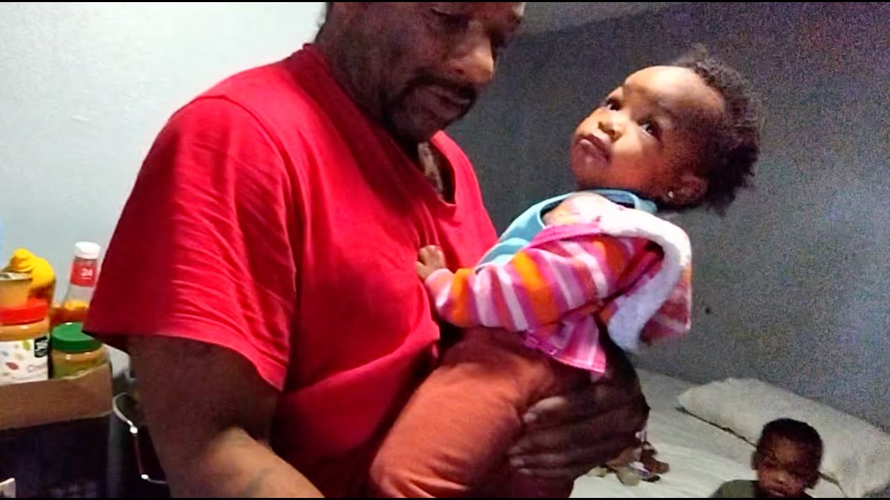 Homeless Man With 3 Kids Gets Blessed On Thanksgiving