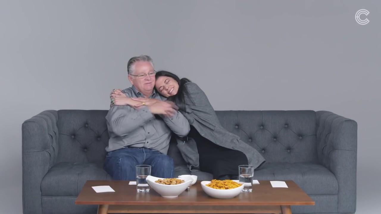 Pais e filhos fumam maconha juntos pela primeira vez