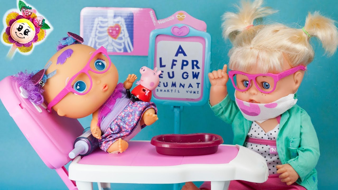 🍓 PEPPA PIG ET BÉBÉ PINYPON: VISITE CHEZ L´OPHTALMOLOGUE NENUCO. La poupon a besoin de lunettes!
