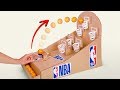 Jouons à un jeu de basket-ball de la NBA en carton