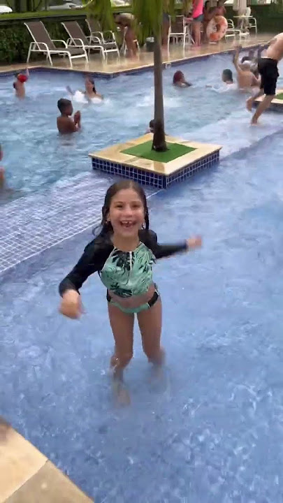 Banho de chuva ☔️ #chuva #banhodepiscina #shorts