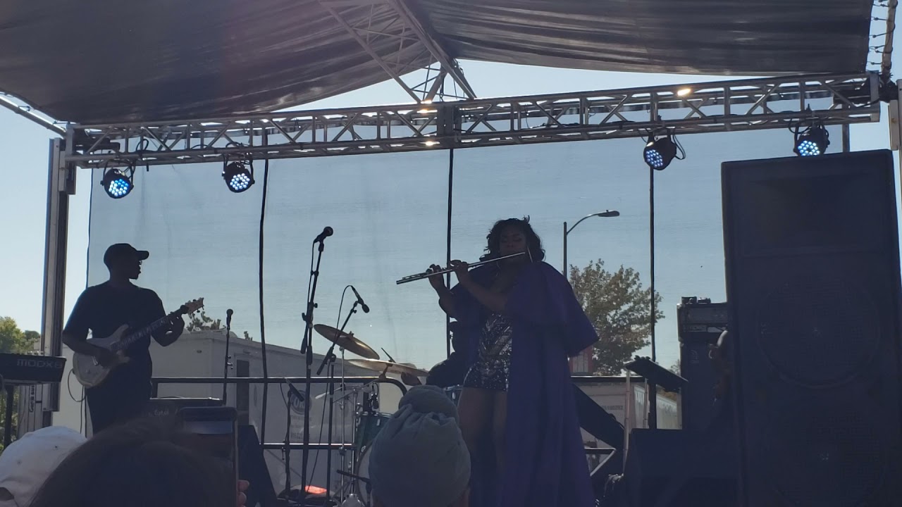 Flutienastiness thrills plaza crowd