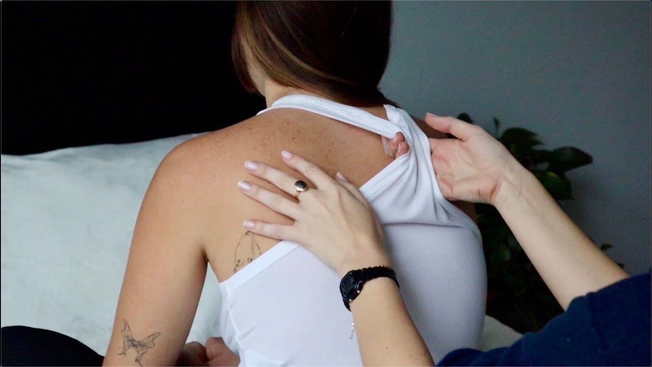 ASMR | Back scratch on Emily 😴 (no talking)