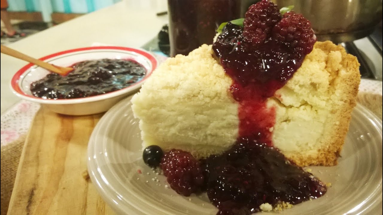Tarta de ricota crumble con salsa de frutos rojos