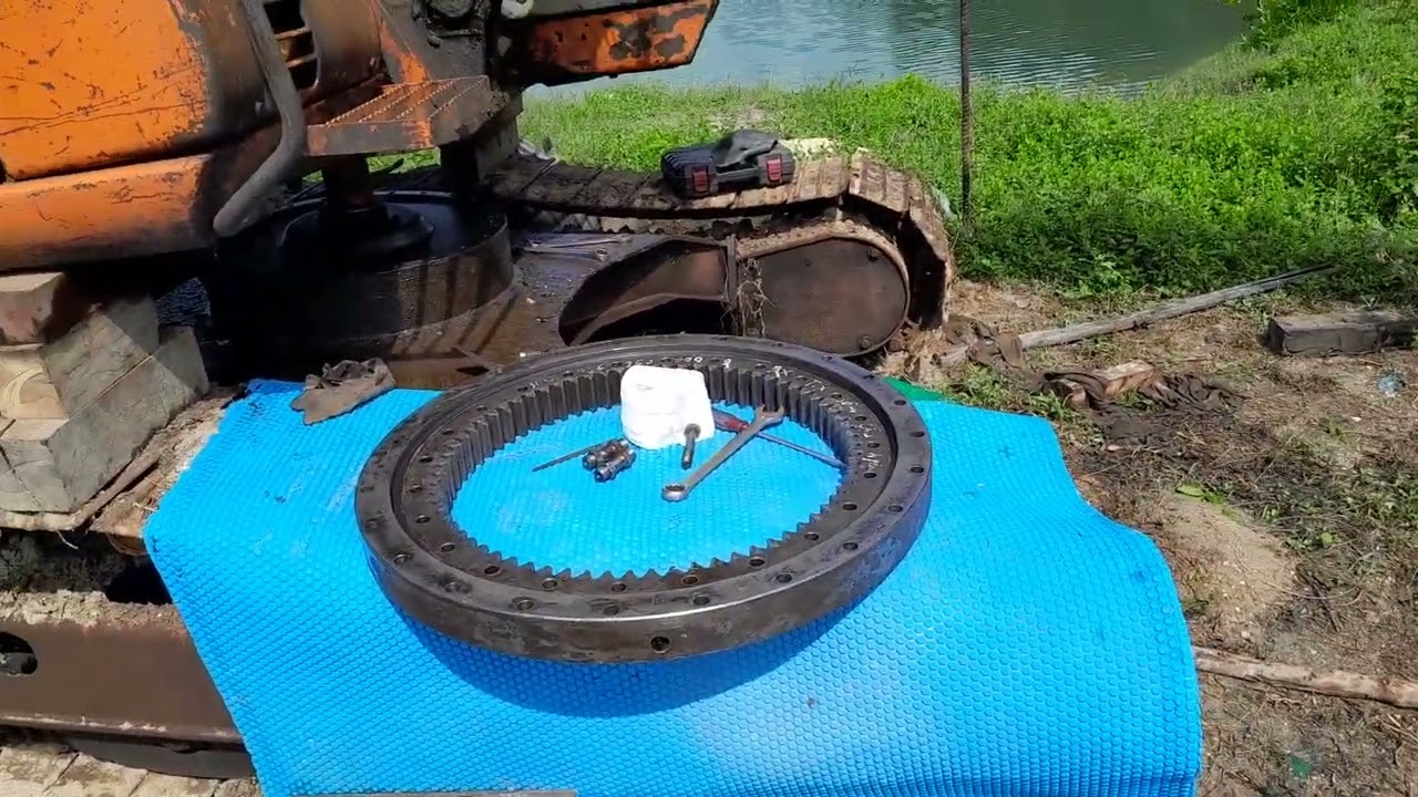 Tháo Và Phục Hồi Mâm Quay Toa Của Hitachi Ex60-5