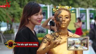 Lan Trinh làm nhân tượng dụ dỗ mọi người chụp hình tại phố đi bộ.