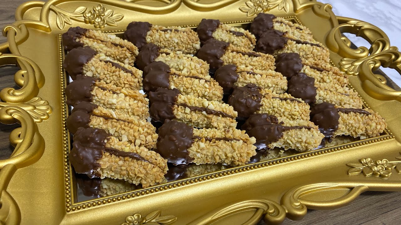 أول حلقة من سلسلة حلويات العيد دكواز لوز وبندق بطريقة ناجحة طبعا مذاق ولا أروع كالمعتاد👌👌👌🌺