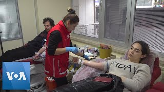 People Donate Blood to Help Earthquake Victims in Turkey | VOA News