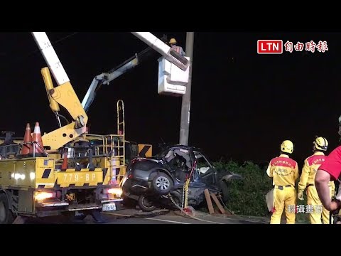 轎車側撞「U型包住」電線桿 駕駛受困當場死亡(翻攝畫面)