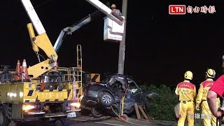 轎車側撞「U型包住」電線桿 駕駛受困當場死亡(翻攝畫面)