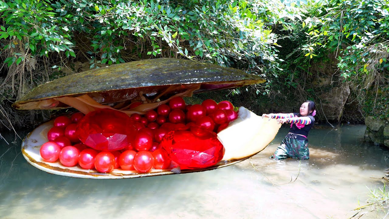 😱🎁Pry open the giant clam, which harbors enchanting stream red pearls, incredibly precious