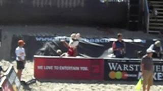 Maskottchen Klempeng beim Limbo-Move, Beachvolleyball DM2008