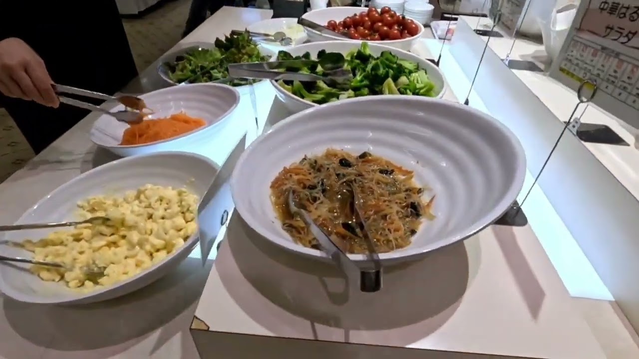 位於北海道標高約 1,290 公尺的十勝岳溫泉，是北海道海拔最高的溫泉鄉，其雪景以壯闊的「雲上露天風呂」聞名