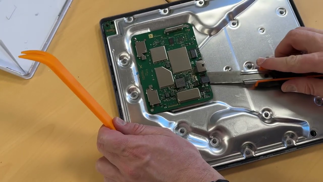 How to take apart the Starlink Mini terminal non-destructively.