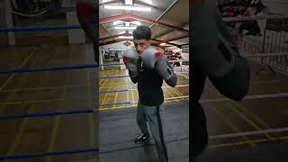 taking the head off the line when throwing the back-end #boxing #eliteboxing