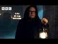 Alan Carr hands the cloak over to the new Traitors - BBC