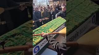 Tahtacılar cenazelerinin başında çöğür denen sazlarıyla delil uyandırıyorlar (ışık) ağıt yakıyorlar