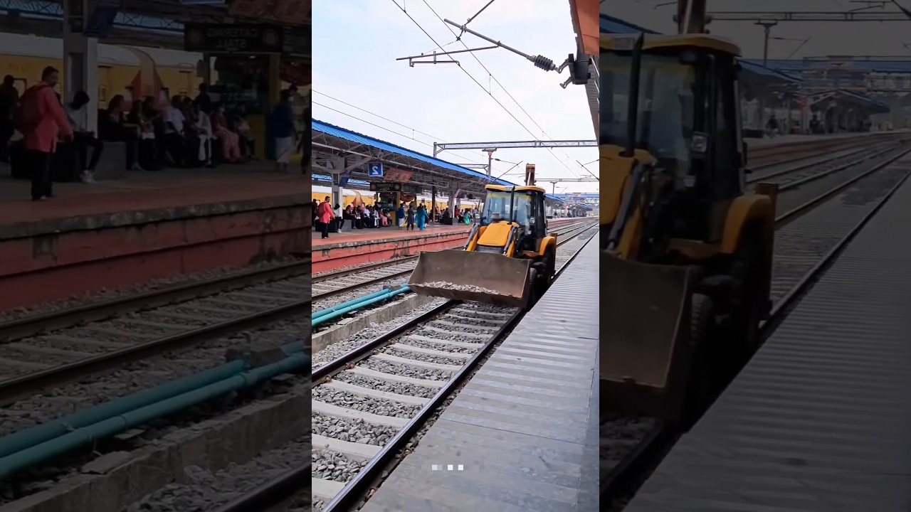 पटरी पर चलने लगी JCB 😲🤣 
