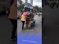 TAN CHẢY: Chú Chó Nhỏ Dùng 2 Chân Đẩy Xe Hàng Phụ Bà Cụ Mưu Sinh | th29tv