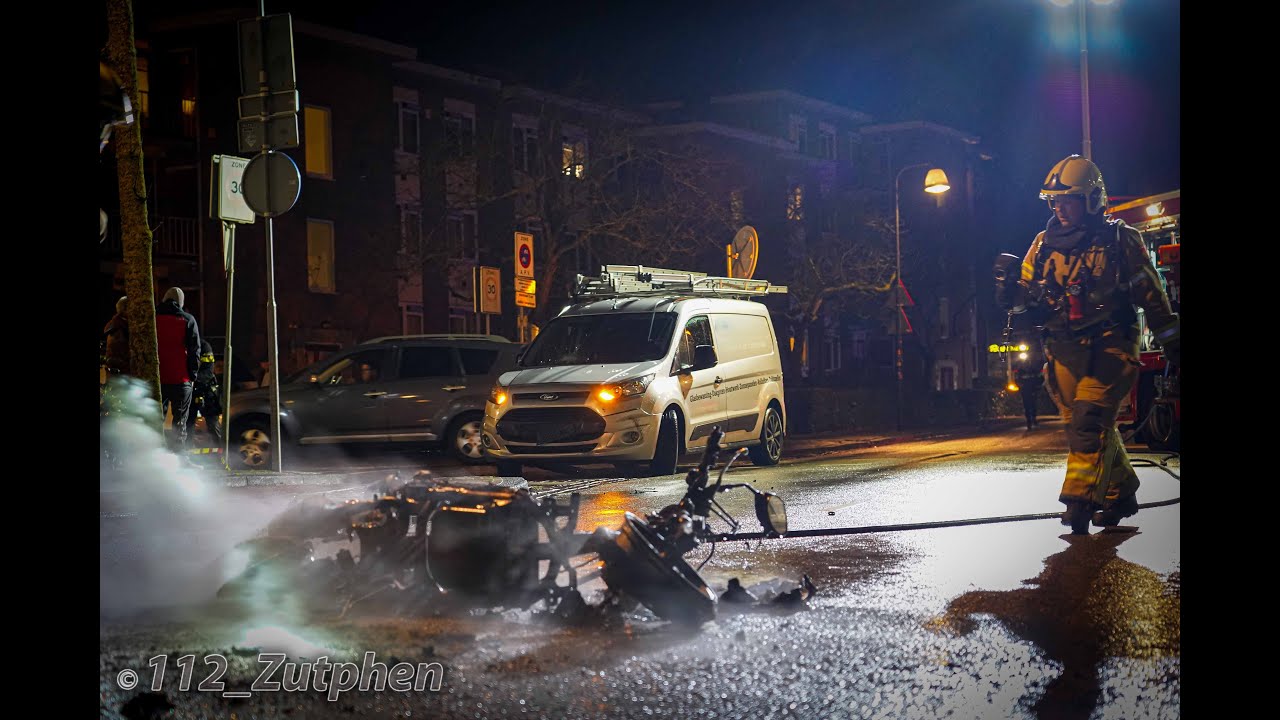 Scooter vliegt in brand na aanrijding met bestelbusje in Zutphen YouTube