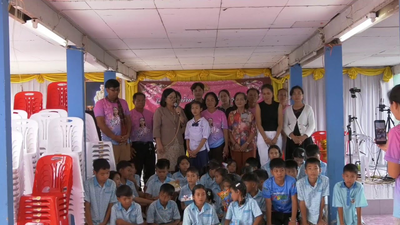 เอาผ้าป่าเก้าอี้และเงินสนับสนุนสถานศึกษามามอบให้โรงเรียนน้องธิดาลาว