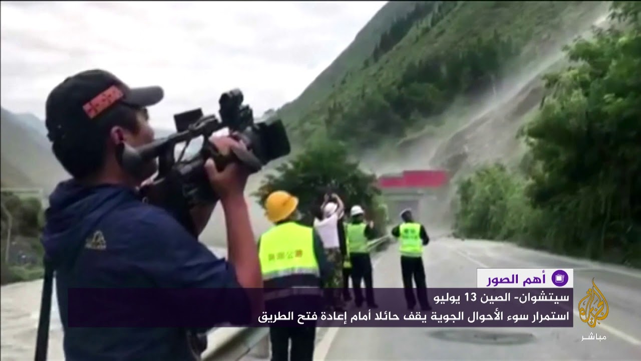 لحظات مرعبة بعد سقوط صخور على طريق سريع في الصين