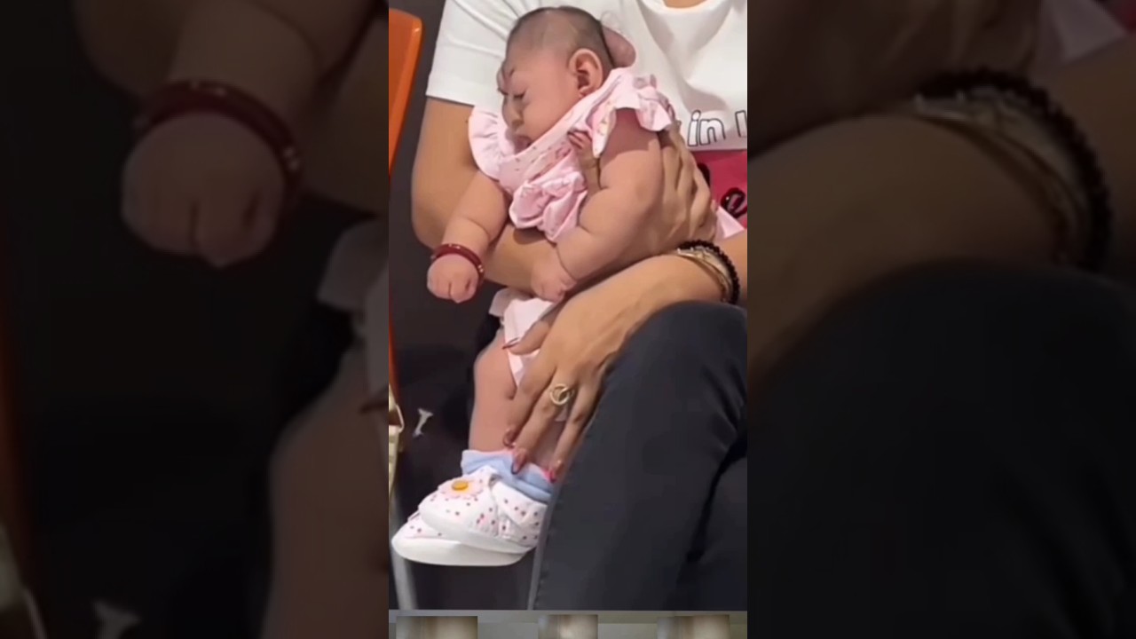 baby lily sitting relaxed 