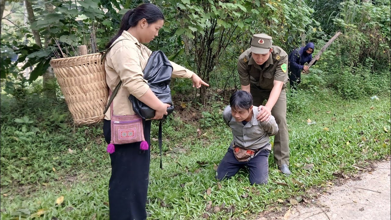 Мать-одиночка против вора: Мать-одиночка защищает рюкзак, полный денег и важных документов.