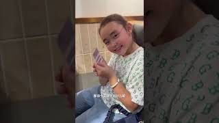 姐妹俩拍完大头贴去吃烤肉，Doris说，这顿她来烤。#Doris #叶海洋 @叶海洋（迪仕艾普）