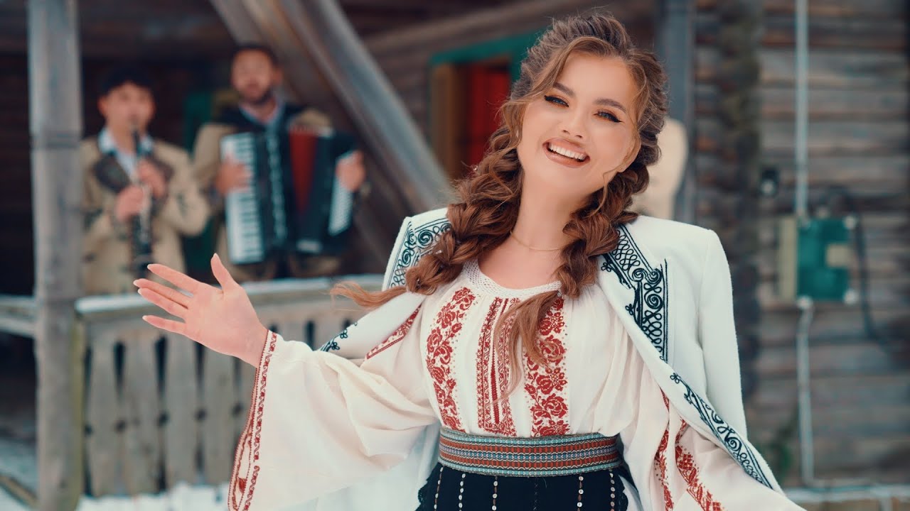 ⁣Irina Maria Birou - Noi umblam sa dam de veste | Colinde de Craciun