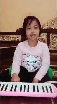 menyanikan lagu Menanam Jagung menggunakan pianika