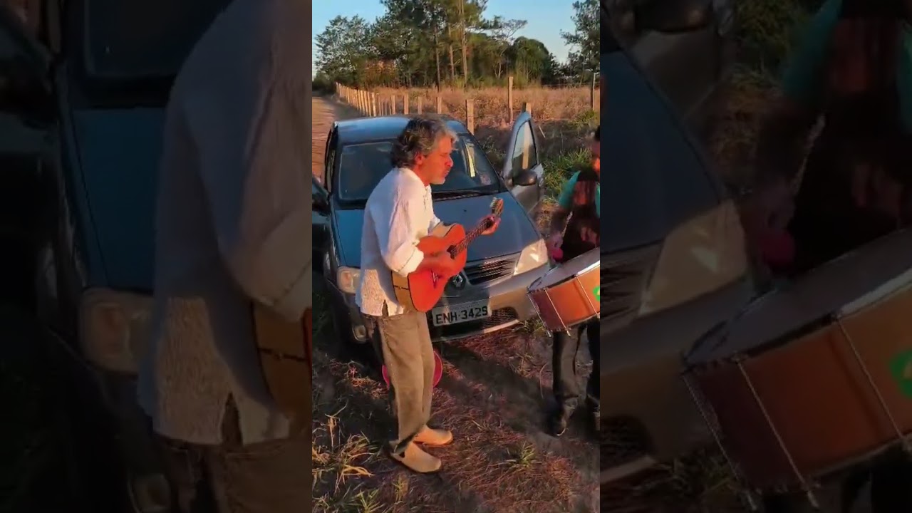 Na estrada tocando a minha música "Folia na Canoa" com participação do Gilson Paçoca na percussão.