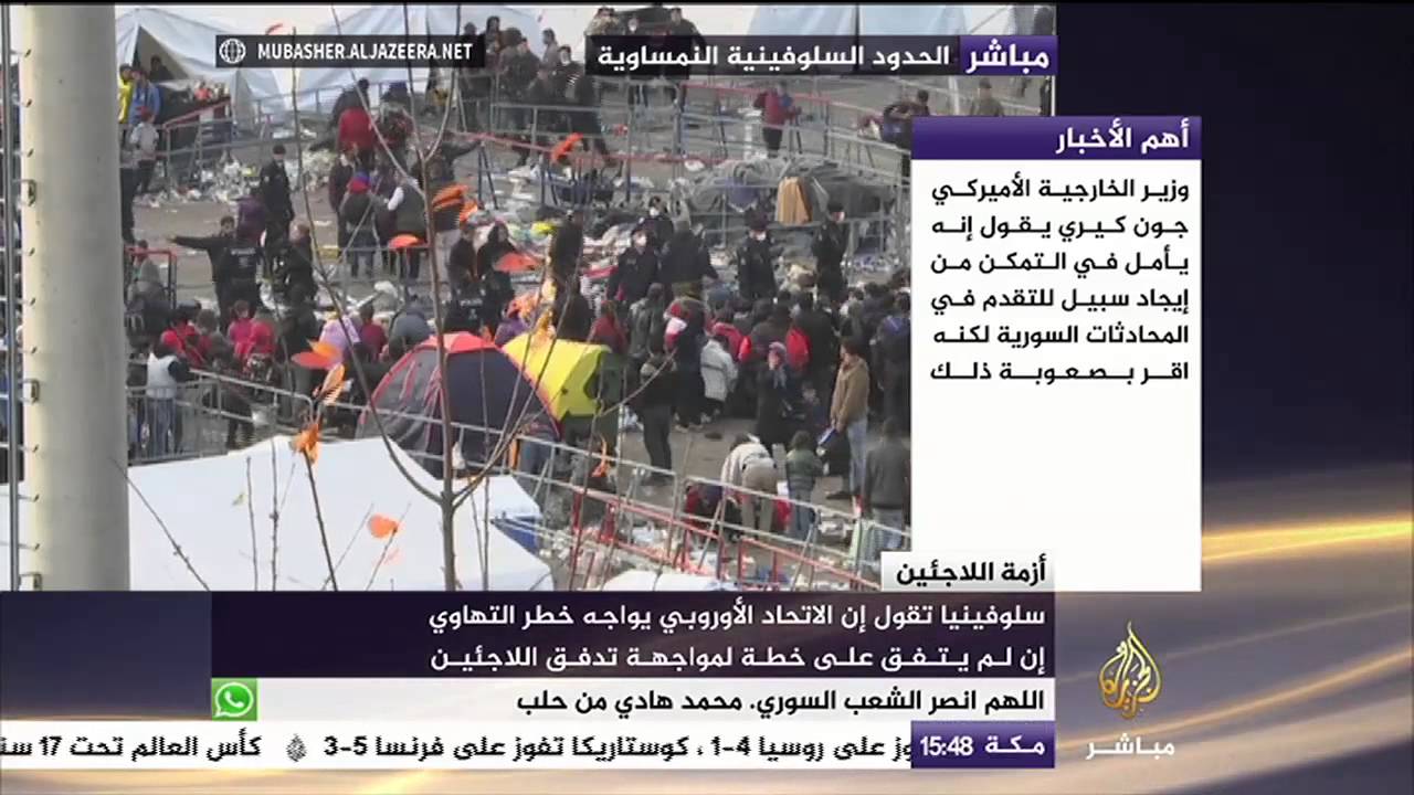 مئات اللاجئين بانتظار العبور من الحدود السلوفينية حيث يستقلون حافلات الى داخل النمسا