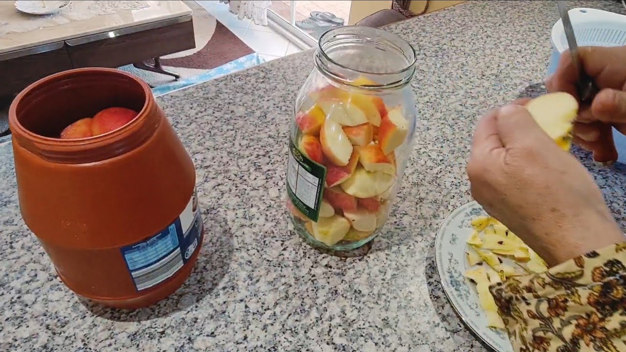 الطريقه الصحيحه لخل التفاح 🍏 الطبيعي بدون اضافات بجميع المراحل من ايدين الحجيه😇