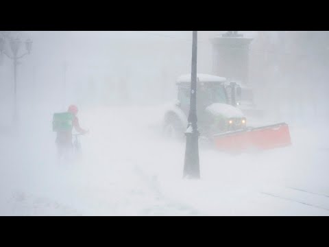 Штормовой снегопад обрушился на Екатеринбург. Тонны снега заблокировали город