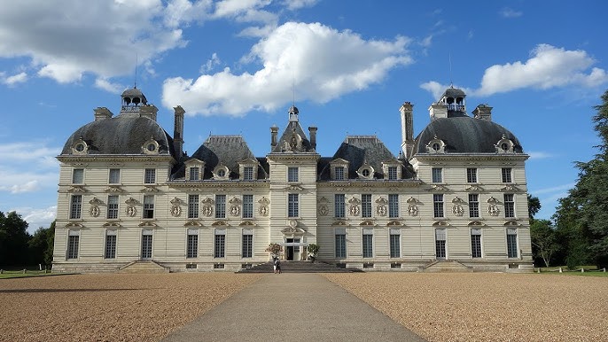 Fontainebleau, France: Royal Château - Rick Steves' Europe Travel Guide -  Travel Bite 