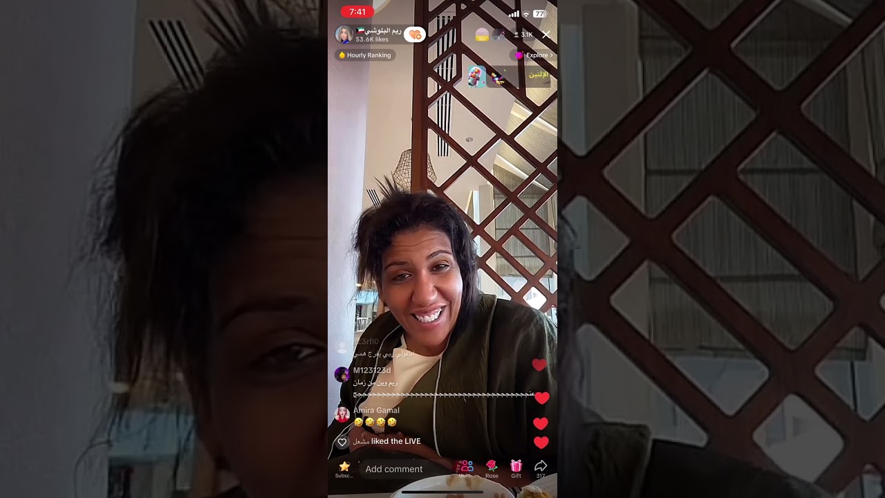 بث ريم البلوشي فطورها في الفندق وهي مسافرة