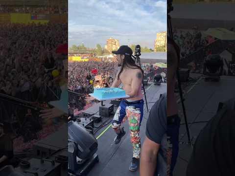 المغني يرمي الكعك على معجبيه