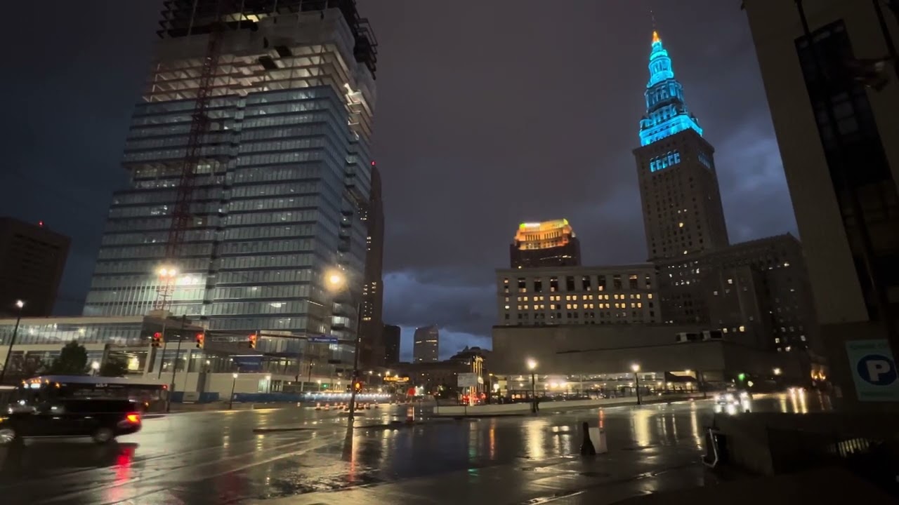 CLEVELAND DOWNTOWN TRAFFIC ON RAINY NIGHT TRAFFIC LIVE CAM