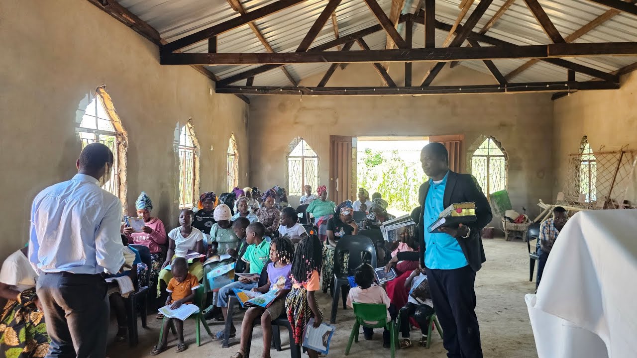 FOI UM DOMINGO COM MUITA BÊNÇÃO TODOS RECEBEMOS  AS BÍBLIAS NA IGREJA 