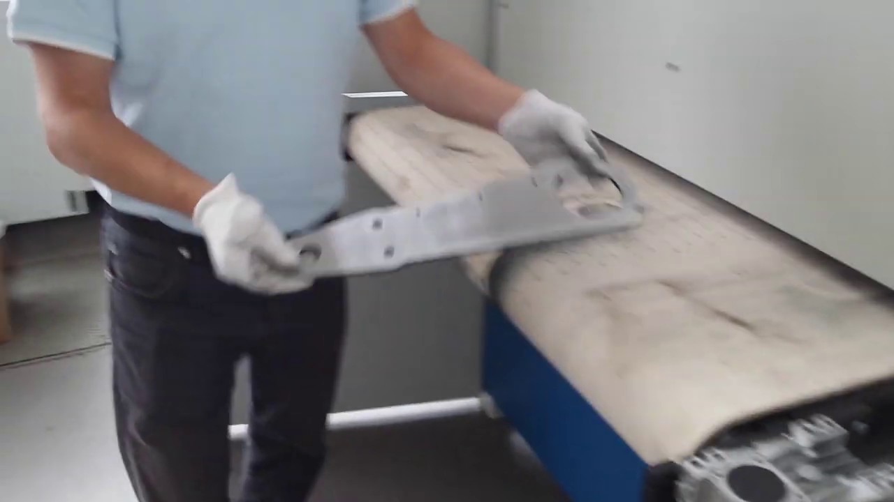 Удаление окалины с металлических деталей на зачистном станке RWT - YouTube