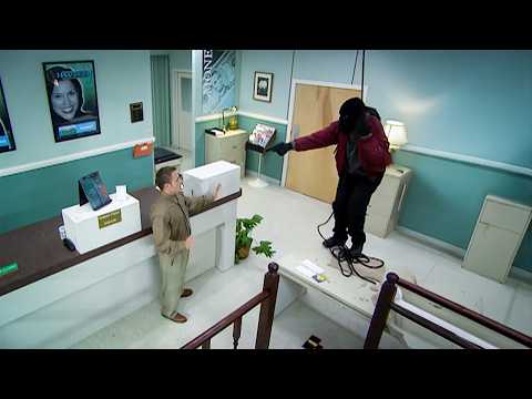 سرقة بنك مذهلة مجرم يقتحم المبنى من السطح