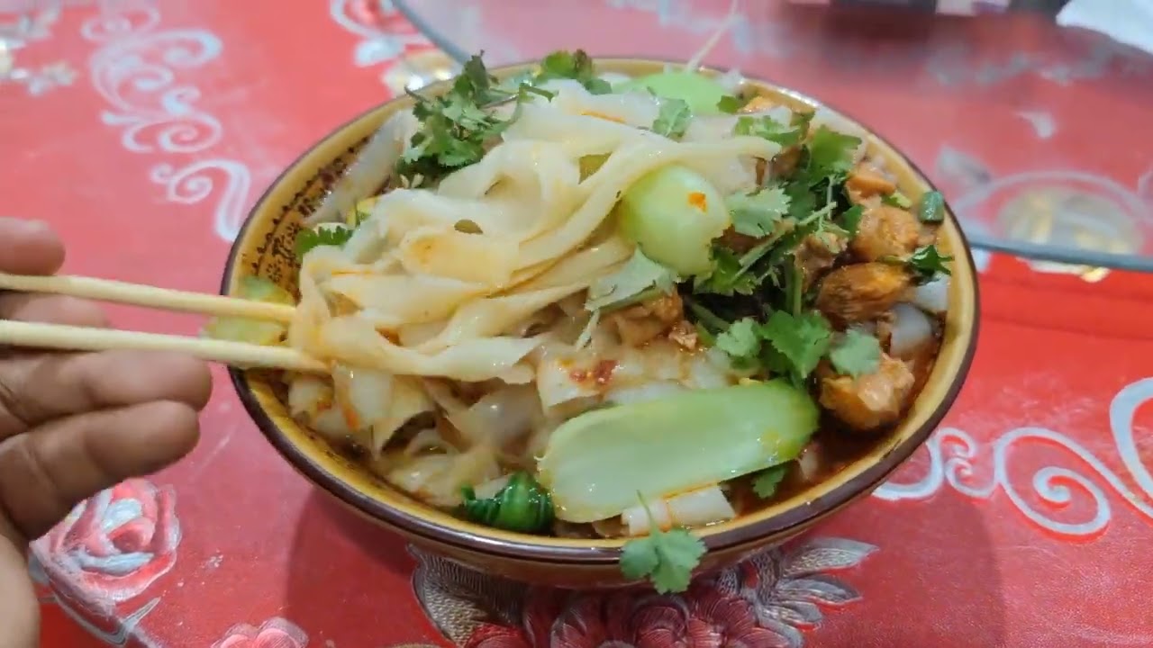 位于秦岭的陕西葛牌古镇，街道空荡荡店铺关门没有游客，吃住便宜