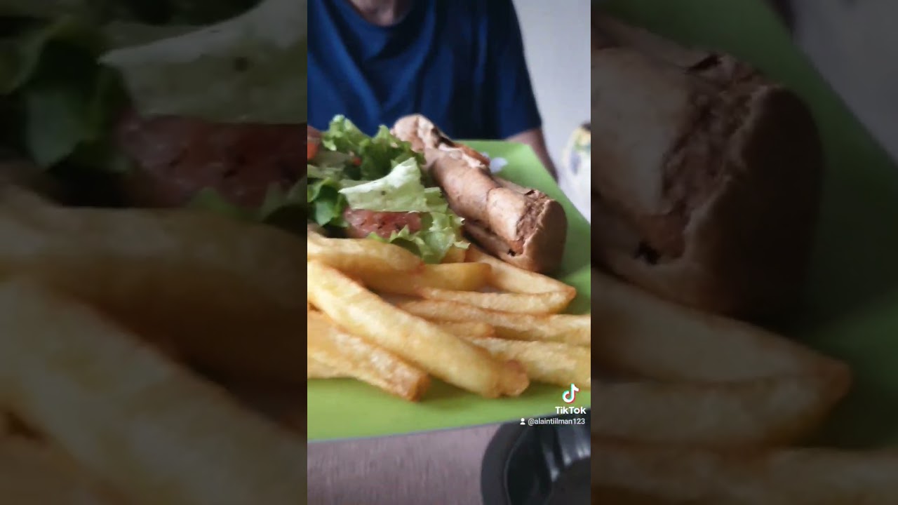 Frites, Salades, Tomate, Mozzarella et Fricadelles.